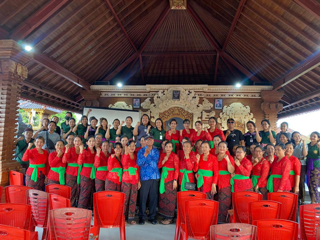 Kegiatan Penyuluhan PHBS oleh Mahasiswa Poltekkes Kemenkes Denpasar kepada PKK di Br. Lebak, Desa Dalung